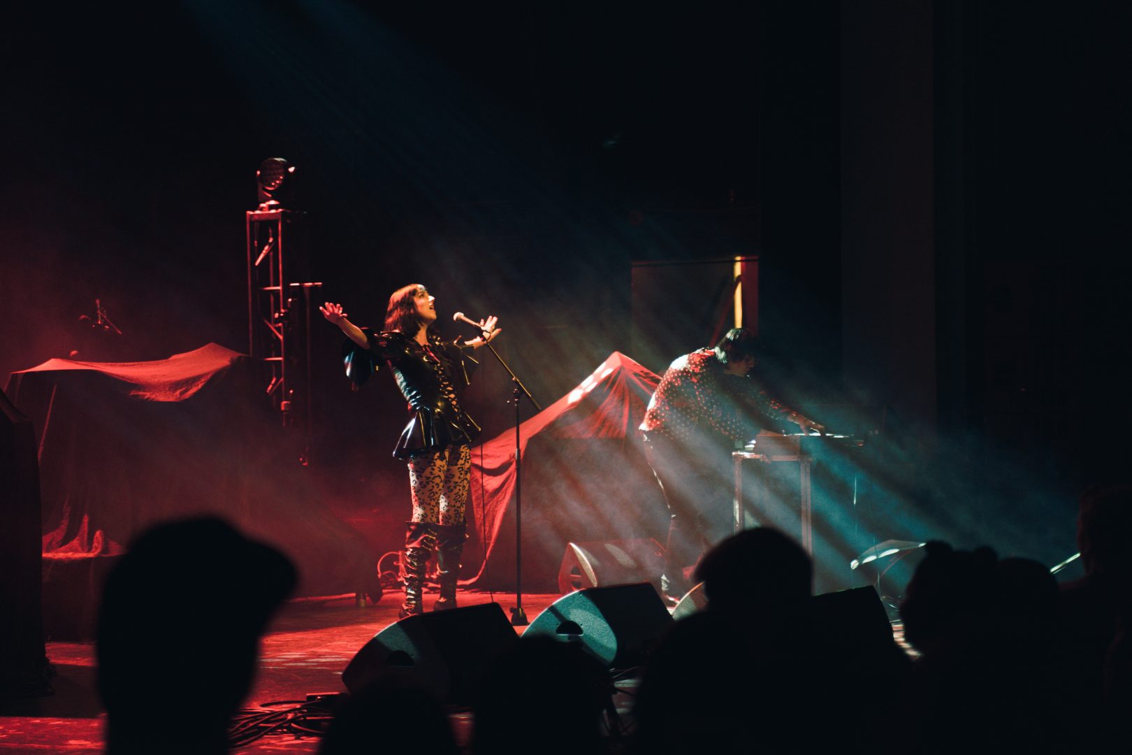 Canadian Electronic Group DESIRE Plays Toronto With METRONOMY Musik