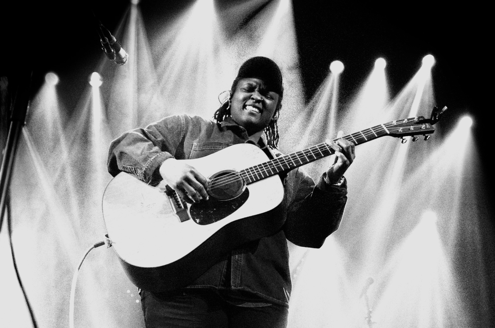 Joy Oladokun Performs Live In Montreal At The Beanfield Theatre