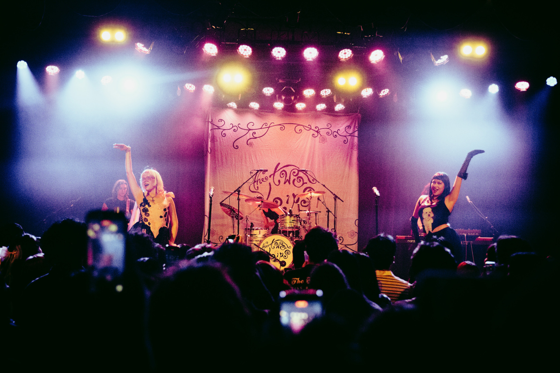The Two Lips Live In Los Angeles